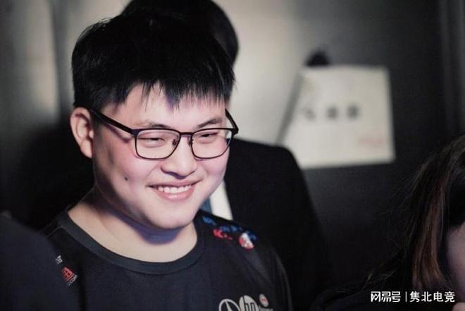 电讯报：曼联执意追求谢什科的做法显得有些奇怪